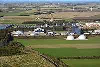 Lemvig Biogasanlæg set fra øst med landskab og Vesterhav i baggrund