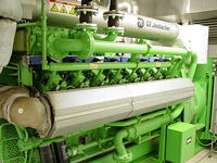 Gasmotor som omsætter biogas til el, type Jenbacher 316, el-effekt = 836 kW