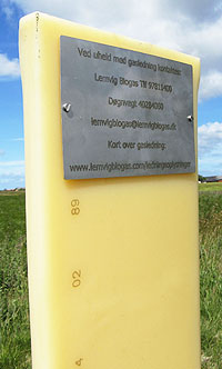 Biogasledningerne er i terrænet mærket med en gul plaststander som vist på billedet
